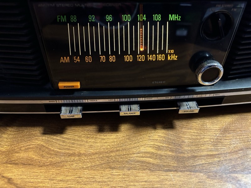 VINTAGE - Lloyd’s AM/FM Clock Radio - Model H677G-215A - TESTED/WORKING gallery