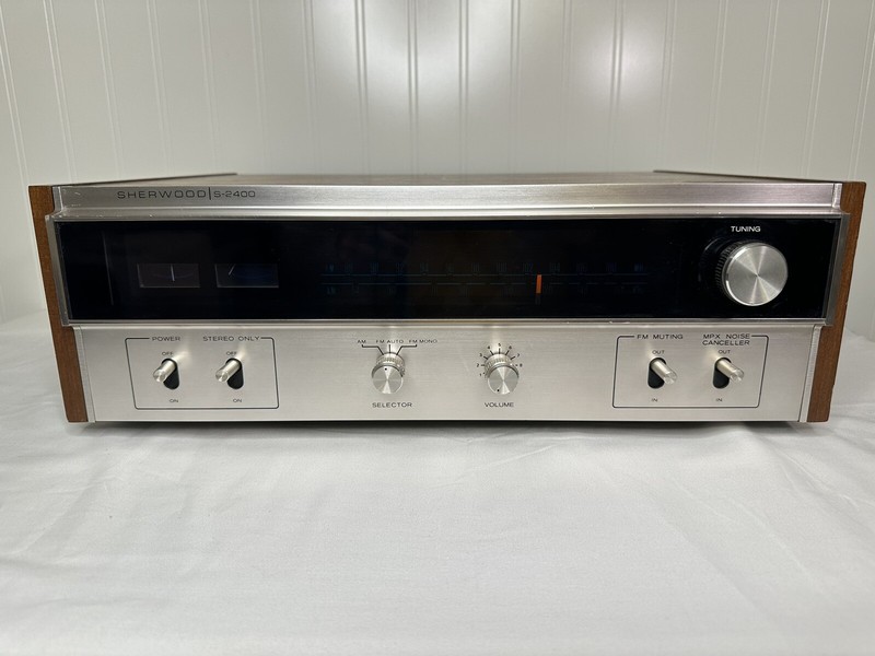 Sherwood S-2400 Solid-State AM-FM Stereo Tuner 120V 50/60HZ | Wood Grain Silver