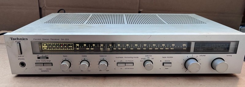 Technics SA-103 FM/AM Stereo Receiver. Good Condition Powers On