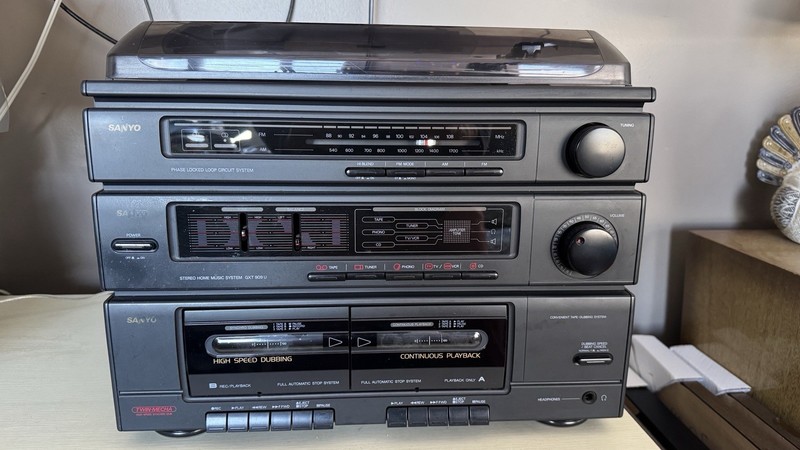 Sanyo GXT909U; vintage all-in-one stereo system from the 1980s.