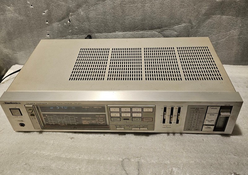 Technics SA-251 Quartz Synthesized AM/FM Stereo receiver Excellent.