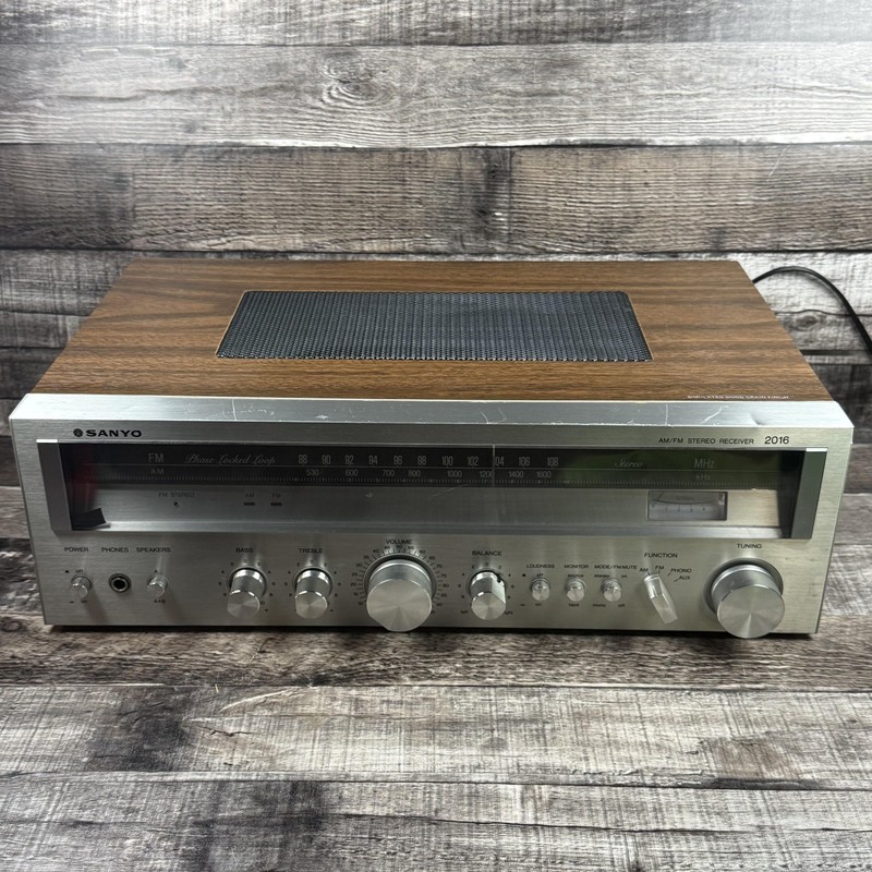Sanyo 2016 AM/FM Stereo Receiver Silver Woodgrain Vintage 100W Taiwan Made