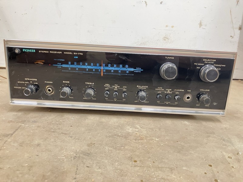 Vintage Pioneer Stereo Receiver SX-770 FOR PARTS! POWERS ON – *Read*
