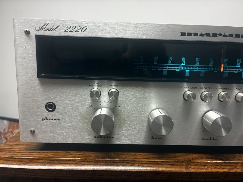 Marantz Model 2220 Vintage AM/FM Stereophonic Receiver gallery