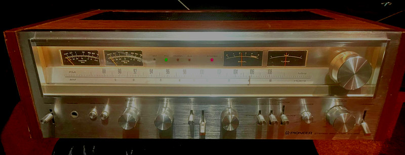 Vintage Pioneer SX-880 Stereo Receiver at 60 Watts RMS X 2/8 ohms