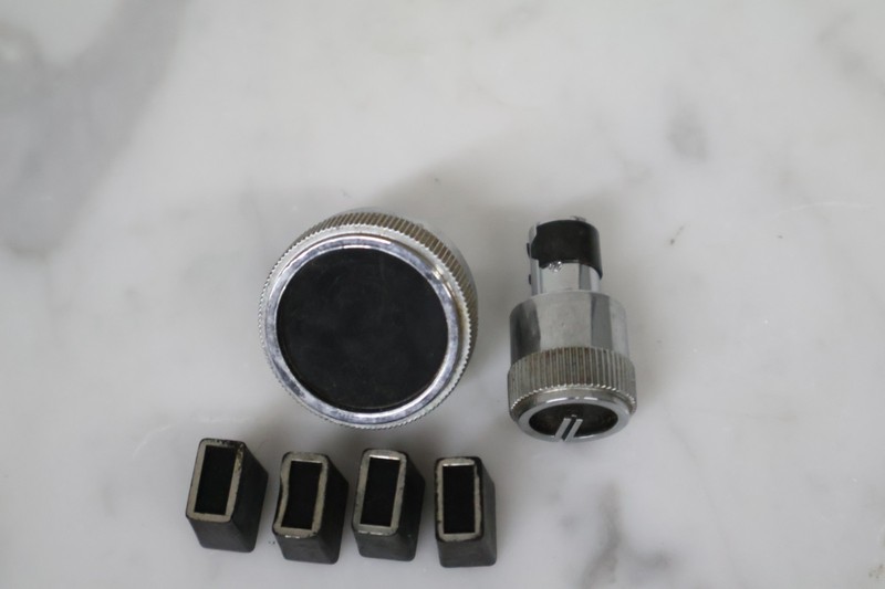 Nice Used Vinatge Zenith Allegro 'Wedge' J596W Original Replacement Knobs Button gallery