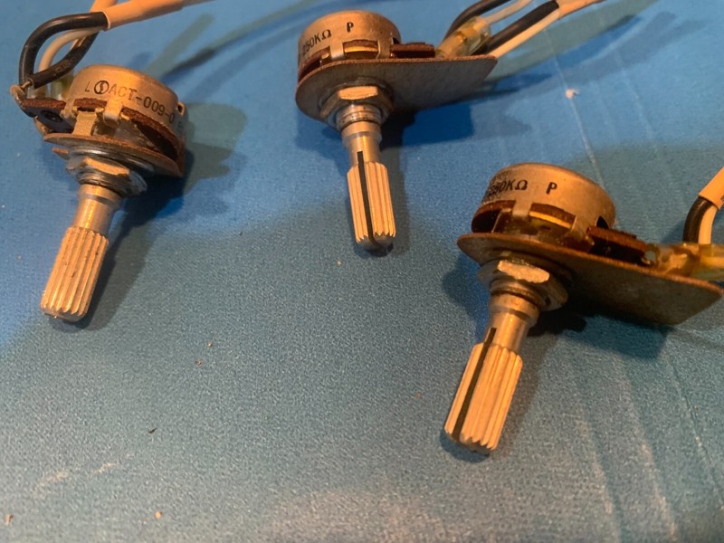 Pioneer QX-949 Stereo / Quad Receiver - Scope Adjustment Potentiometer (1 ONLY) gallery