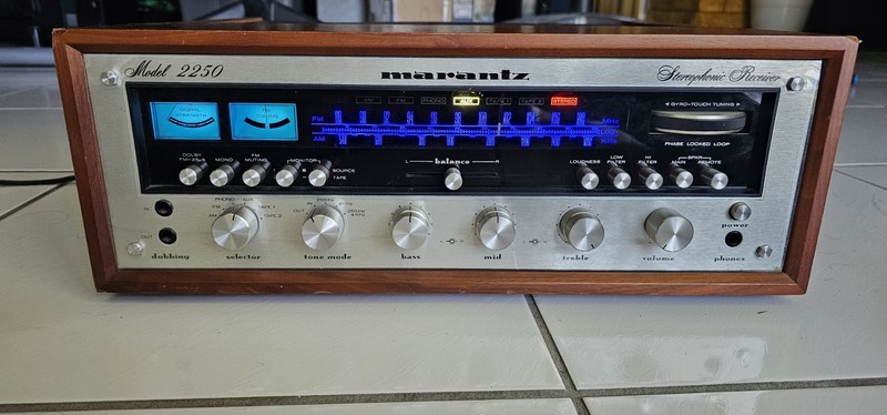 Marantz 2250 Integrated Stereo Receiver And Amplifier in Origianl Wood Cabinet