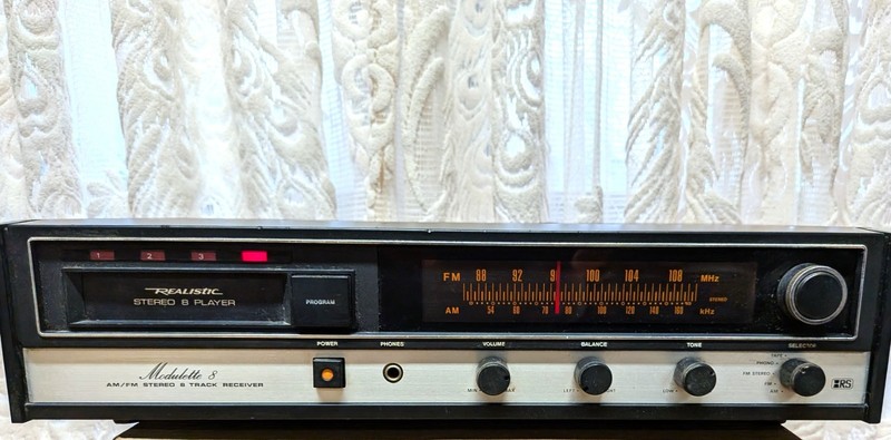 REALISTIC 12-1402 MODULETTE 8 AM/FM STEREO 8 TRACK RECEIVER - PARTS OR REPAIR