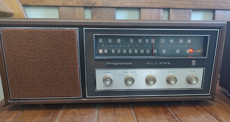 Vintage Magnavox solid state AM/FM Table Top Stereo Portable Speaker