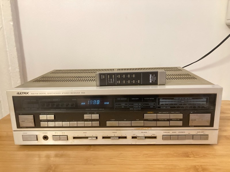 VINTAGE SANYO ULTRX R55 AM/FM Digital SYNTHESIZER Stereo RECEIVER – Remote!