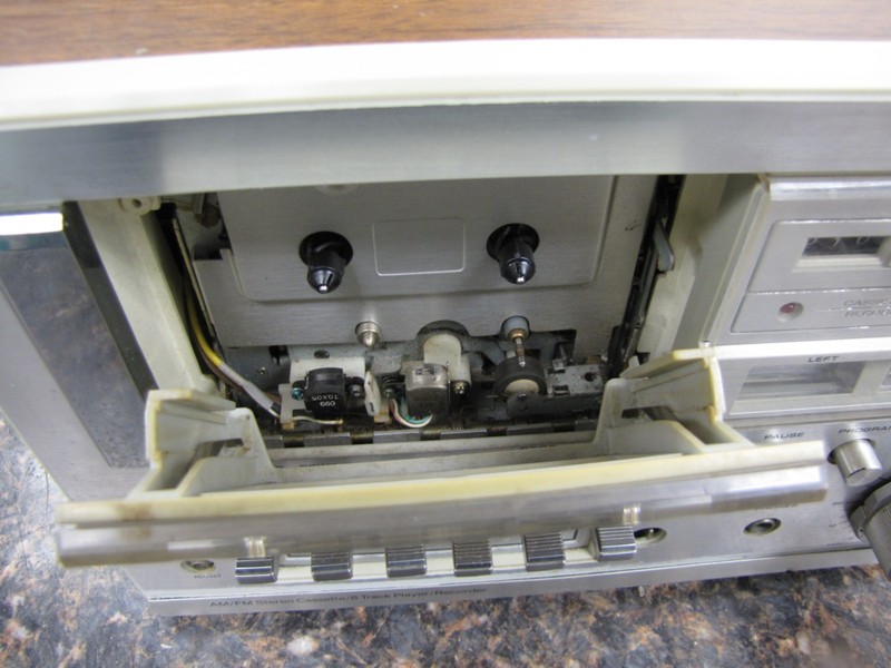 Vintage Soundesign PLL Model 5928 AM-FM Stereo Receiver Cassette 8 Track Record gallery