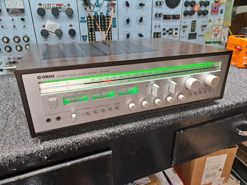 Yamaha CR-1040 80w/chan, subwoofer output, bluetooth, ALL LED, turntable perfect