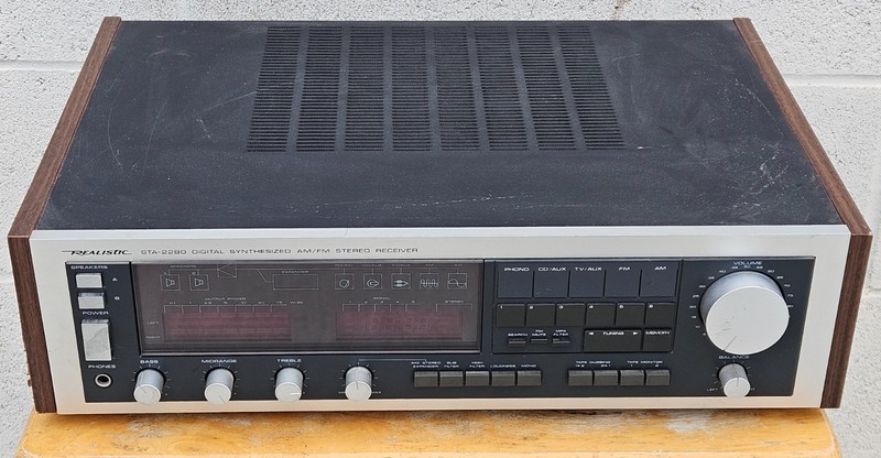 Vtg Realistic STA-2280 Digital Synthesized AM FM stereo receiver wood veneer