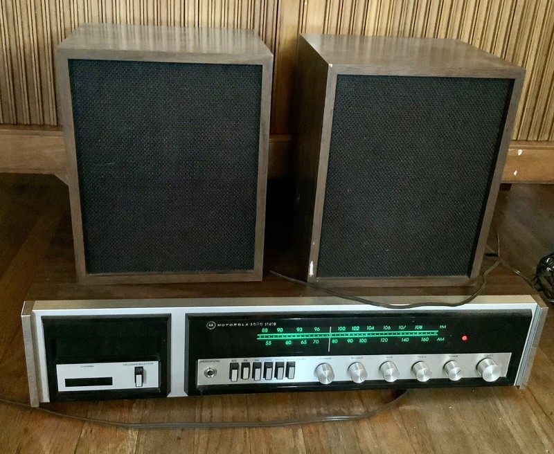 Vintage Motorola FH 212 Jw Solid State AM FM Stereo Receiver Wood Grain speakers