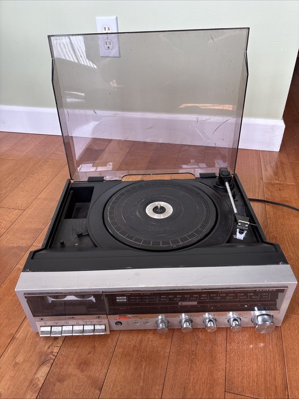 Lloyd's Record & Cassette Player, AM/FM Radio Model R801B FOR PARTS ONLY gallery