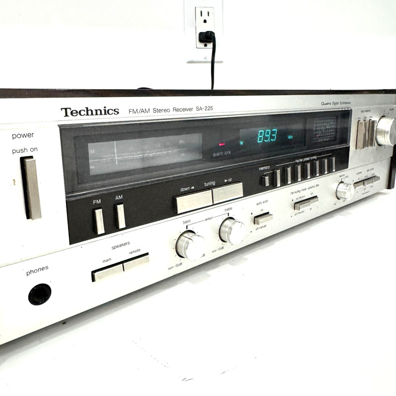 Technics SA-225 Stereo Receiver Quartz Digital Synthesizer AM/FM Vtg Works