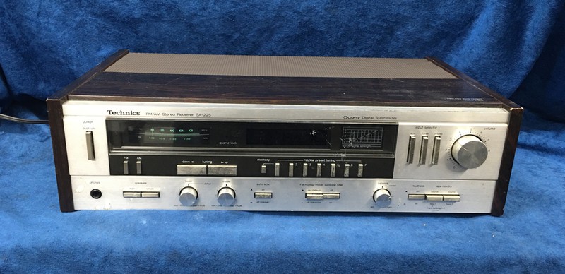 VINTAGE TECHNICS FM/AM STEREO RECEIVER SA-225, QUARTZ DIGITAL SYNTHESIZER