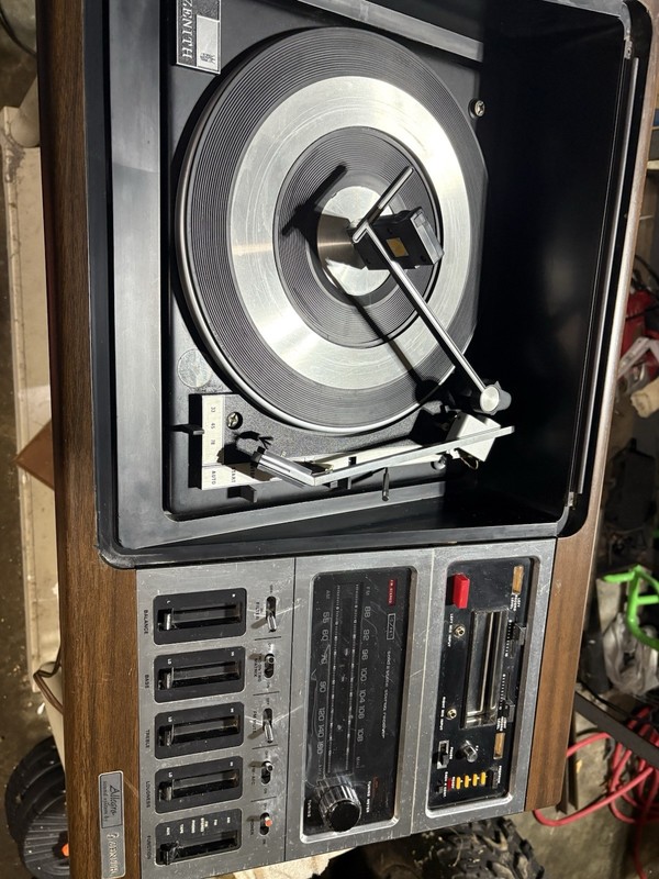 Vinatge Zenith Allegro 'Wedge' J596W-WITHOUT Speaker Inheritance Powers On As-Is