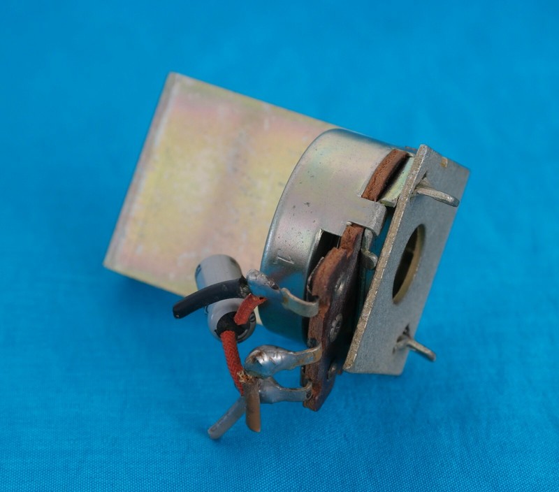 Marantz Model 2245 FM/AM Receiver Parts : Potentiometer for P550 Board gallery