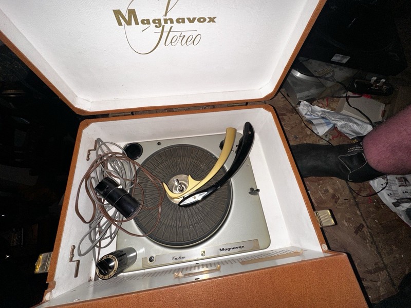 Magnavox Stereo MADE IN ENGLAND Portable Turntable Record Player w/ Speaker