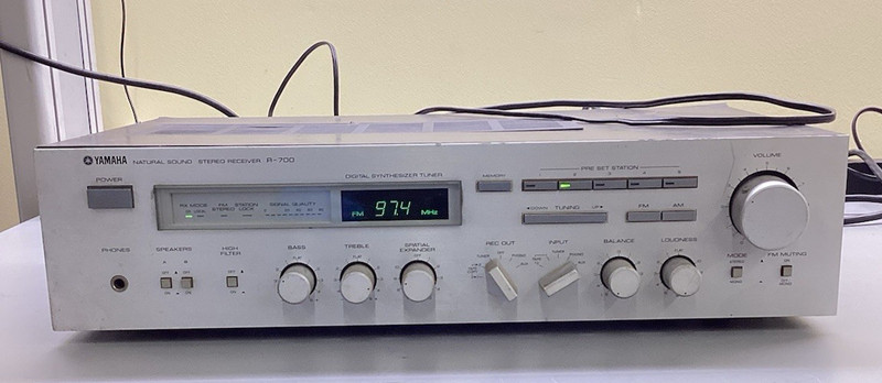 Yamaha R-700 50W/ch 8Ω Natural Sound AM/FM aux Wood Grain Stereo Receiver