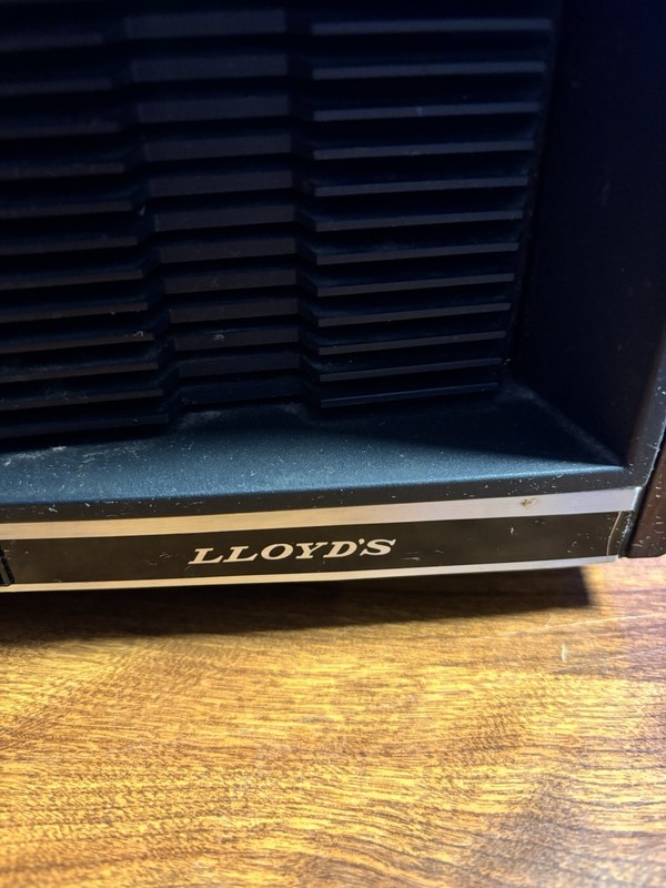 VINTAGE - Lloyd’s AM/FM Clock Radio - Model H677G-215A - TESTED/WORKING gallery