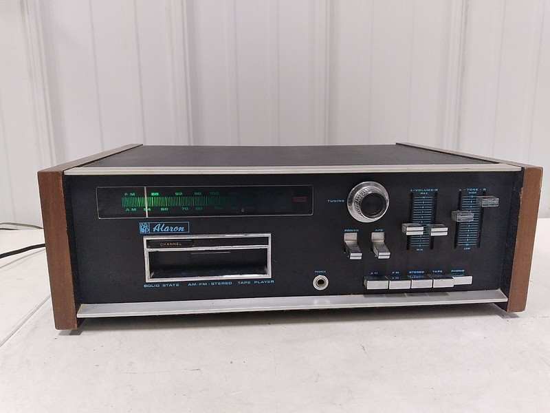 VINTAGE Alaron Solid State AM/FM Stereo Radio Tape Player Powers up #472