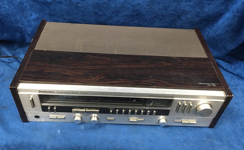 VINTAGE TECHNICS FM/AM STEREO RECEIVER SA-225, QUARTZ DIGITAL SYNTHESIZER gallery