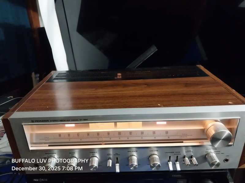 The item pictured is a vintage Pioneer SX-650 stereo receiver.