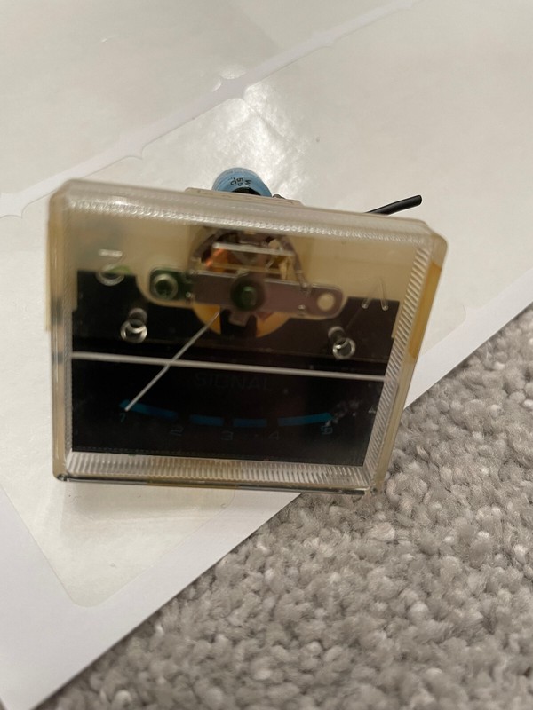Kenwood KR-6400 receiver signal meter.