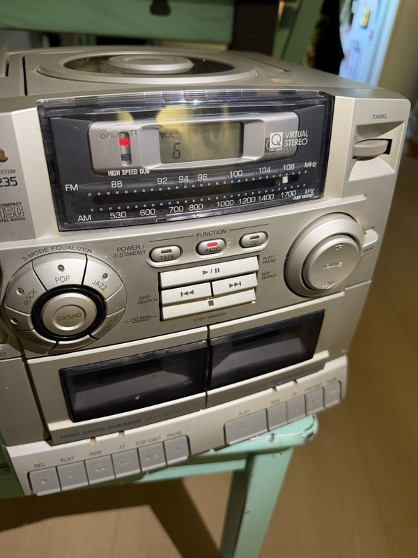 Aiwa Cassete Stereo System gallery