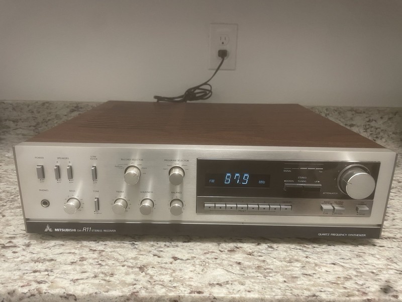 Mitsubishi DA-R11 Stereo Receiver Quartz Frequency Synthesizer. Tested, Works.
