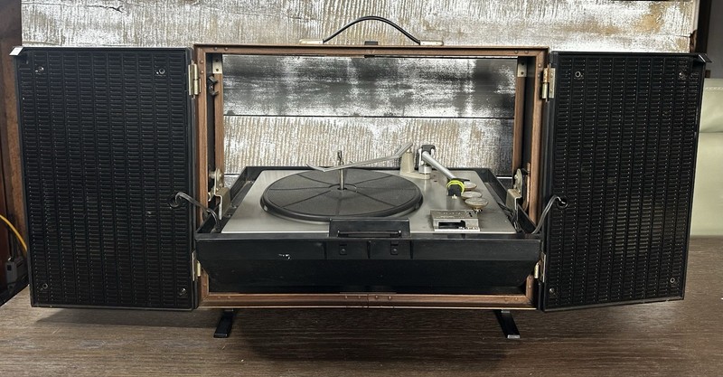 Vintage RCA Solid State Stereo Model VLP38W Walnut Grain / Black – Tested WORKS
